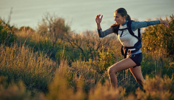 Jeune femme en tenue de sport faisant son jogging sur un sentier