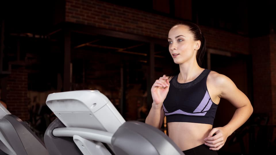 Cardio ou pas cardio ? Si vous cherchez à perdre de la graisse tout en construisant du muscle, cet article vous explique comment doser et choisir les bons types de cardio (HIIT, LISS, etc.) pour soutenir votre recomposition corporelle sans nuire à vos gains musculaires.