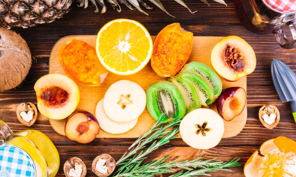 Assortiment de fruits frais colorés contenant des sucres naturels et des vitamines essentielles, illustrant les bienfaits d’une consommation quotidienne pour l’énergie et le bien-être